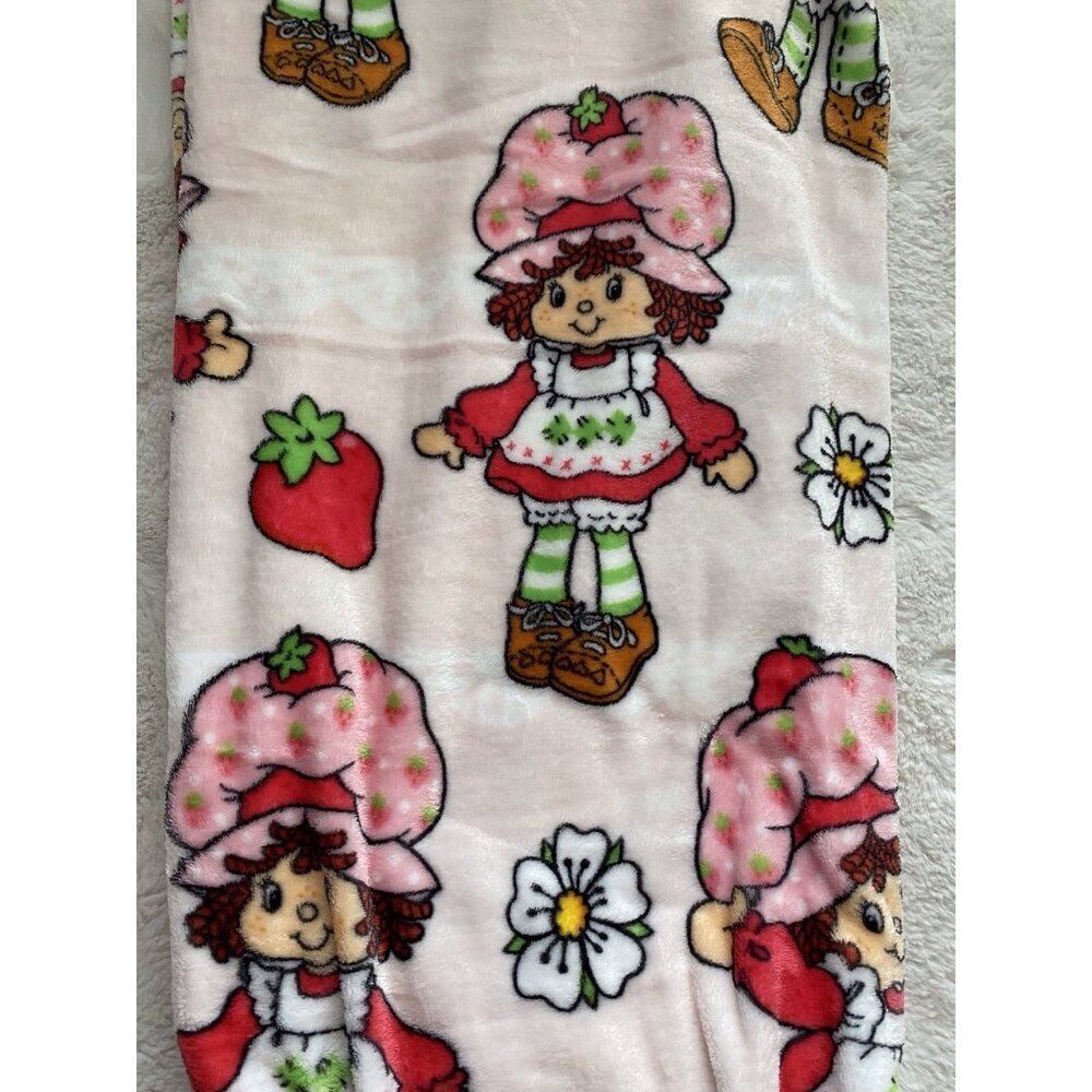 Strawberry Shortcake Classic 60 X 90” Soft Plush Blanket TWIN Size Poses Flowers - Picture 15 of 16